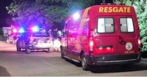 Homem é morto a tiros na frente da mãe em MT