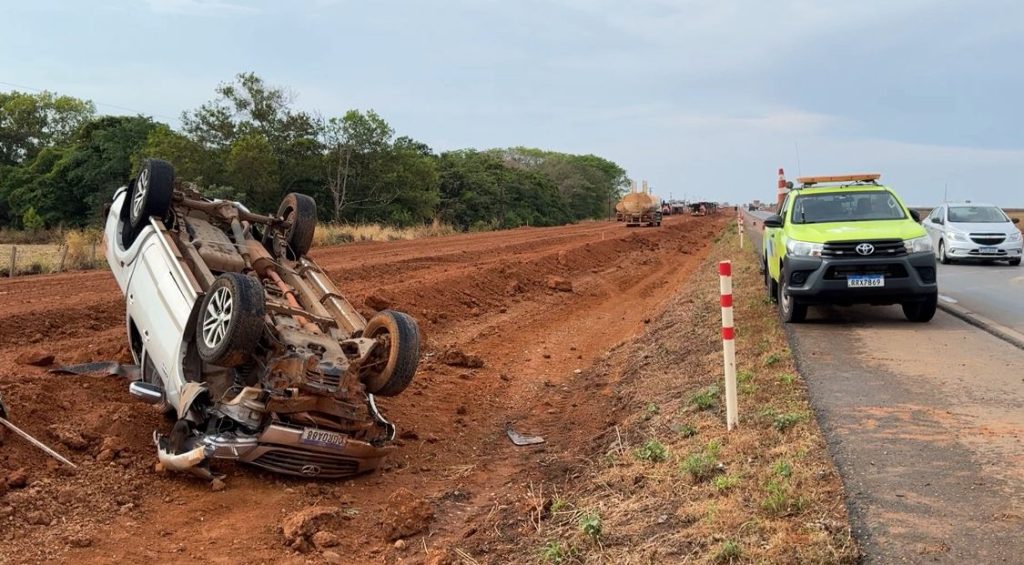 Motorista fica ferida em capotamento de caminhonete na BR-163 em Sorriso