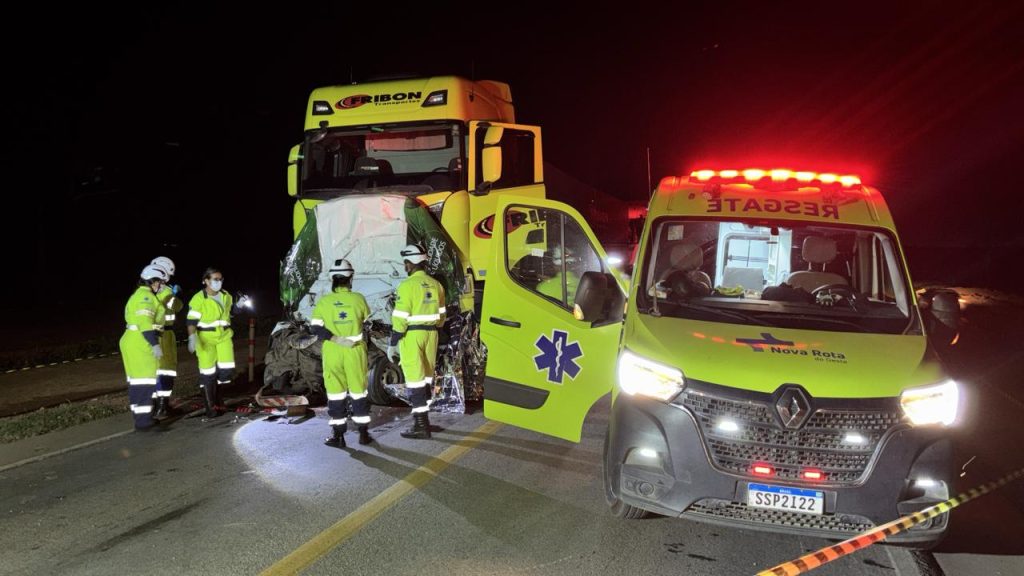 Motorista morre após Fiorino ser esmagada entre carretas em grave engavetamento na BR-163, em Lucas do Rio Verde
