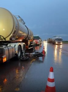Motociclista morre em colisão com carreta na BR-163, em Lucas do Rio Verde