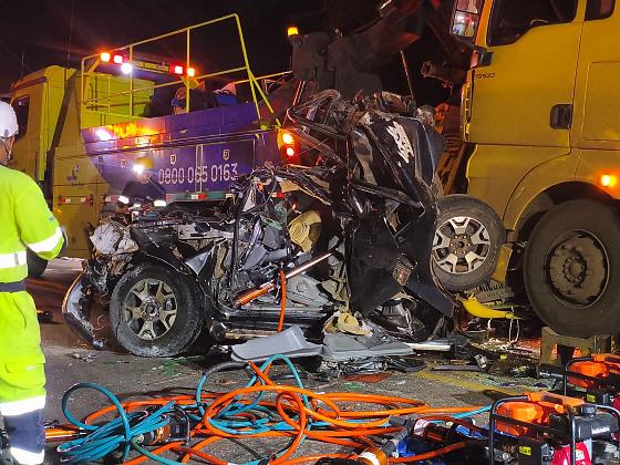 Engavetamento entre carretas e Hilux mata passageiro