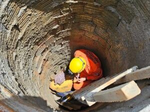 Bombeiros resgatam trabalhadora que caiu em poço de 4,5 metros em obra