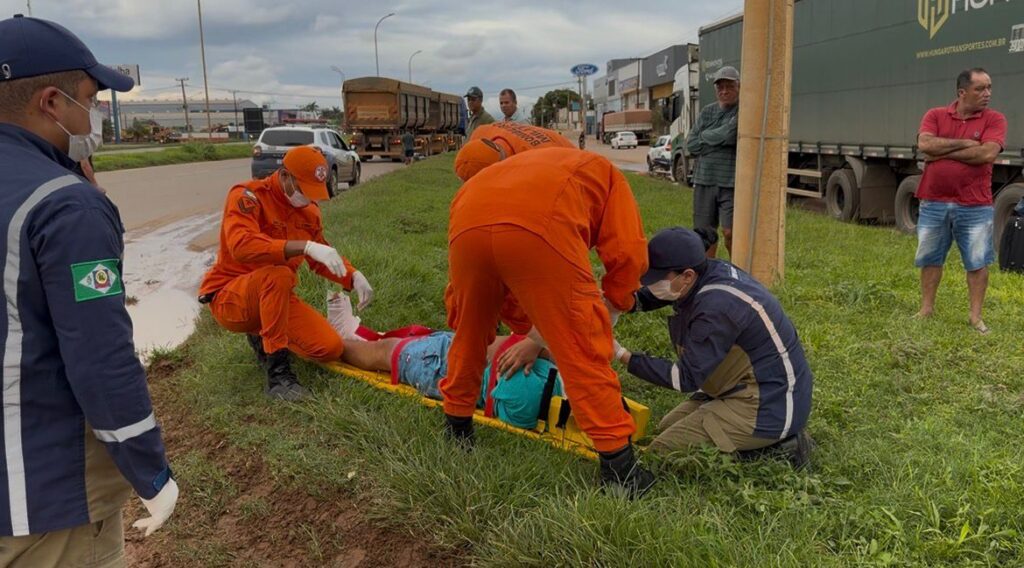 Acidente entre moto e carreta deixa dois feridos na BR-163, em Sorriso