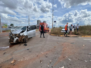 Acidente entre dois carros deixa sete feridos no cruzamento das avenidas Imigrantes e Noêmia Dal Molin, em Sorriso