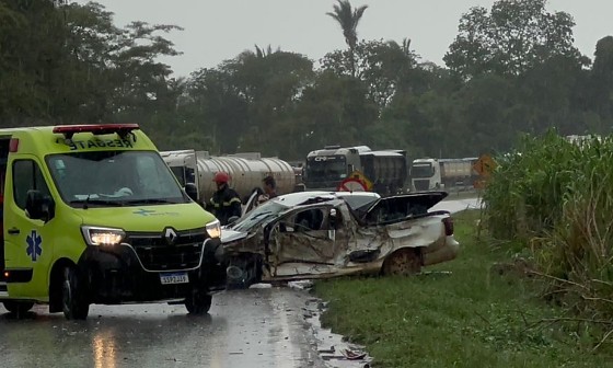 Engavetamento com quatro veículos deixa um morto e três feridos