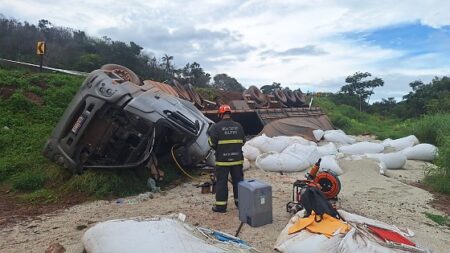 Motorista morre após carreta tombar na BR-163