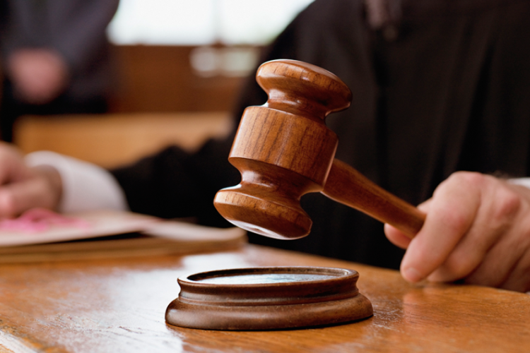 por-que-os-juc3adzes-usam-martelo-no-tribunal